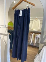 Pantalón de lino 100% en color tostado, con cintura elástica ancha y fruncida, de corte recto y calce relajado.