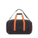 Bolso deportivo tipo duffel bag, color negro, con detalles en naranja y gris reflectante. Presenta el logo de la NBA y un parche circular en el frente. Cuenta con asas de mano naranjas y correa ajustable para hombro.