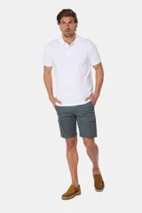 Bermuda cargo azul confeccionada en 98% algodón y 2% spandex.