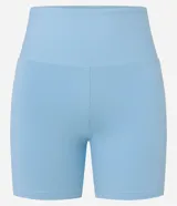 Conjunto deportivo celeste compuesto por un top con breteles anchos y detalle de malla en el escote, y un short de calce ajustado con bolsillos laterales.