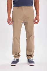 Pantalón chino color tostado, de corte recto y tiro medio.