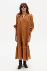 Vestido largo color marrón de lino, con cuello mao, mangas 3/4 abullonadas con puños elásticos y falda con volantes.