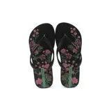 Ojotas negras con estampado floral en tonos rosa y verde.