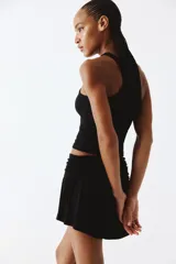 Short negro de viscosa con cintura ancha fruncida y drapeado lateral.