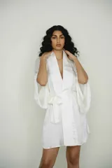 Bata corta color blanco de seda suave con mangas anchas y lazo para atar en la cintura.