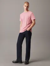 Remera rosa de algodón con cuello redondo, manga corta y logo bordado en el pecho.