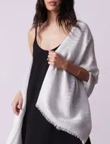 Pashmina blanca con estampado y detalles metalizados en lurex.