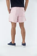 Short de baño celeste liso, con cintura elástica ajustable con cordón negro, dos bolsillos delanteros y uno trasero.