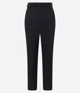 Pantalón negro de corte recto, con trabillas en la cintura y cinturón de lazo de tela.