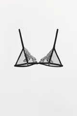Bralette triangular color dorado con encaje floral, de tul semitransparente y tirantes finos regulables. Cierre trasero con gancho metálico.