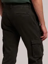 Pantalón cargo color marrón claro, corte skinny, con bolsillos laterales con fuelle y solapa.