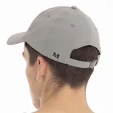 Gorro unisex color gris claro, de seis paneles, con logo Merrell bordado en el frente y visera curva.