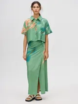 Falda pareo larga con estampado abstracto en tonos verdes, celestes y naranja.