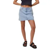 Minifalda de jean celeste con bolsillos delanteros y traseros.