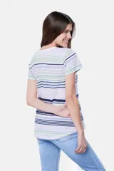 Remera de manga corta con botones, con rayas horizontales en tonos beige, azul, rosa y gris.