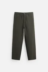 Pantalón largo color verde oscuro, de corte recto y tiro medio. Confeccionado en tejido con viscosa, con cintura elástica, bolsillos laterales y trasero de vivo. Cierre frontal con cremallera y botón.