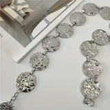 Cinto plateado con eslabones circulares texturizados y cierre de gancho.