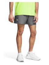 Short deportivo gris de Under Armour, confeccionado en tejido ligero de secado rápido. Presenta el logo de la marca en la pierna izquierda.
