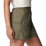 Short deportivo color verde oliva, con cintura elástica, bolsillos laterales y traseros, y tecnología Omni-Shade™ UPF 50 y Omni-Shield™ para protección solar y repelencia al agua.