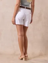 Short de jean azul oscuro con pretina con pasadores, botón y cierre. Delantera con bolsillos. Botón en bolsillos traseros. Incluye cinturón trenzado marrón con hebilla redonda dorada.