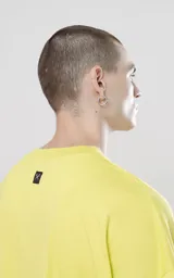 Remera amarilla de manga corta con calce boxy fit, confeccionada en tejido jersey 24/1 americano.