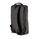 Mochila negra de poliuretano con acceso por cierre. Tiene dos bolsillos internos, cinco bolsillos externos y herrajes plateados.
