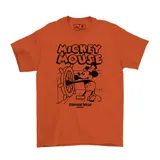 Remera color ladrillo con estampa en negro de Mickey Mouse al timón, con el texto "Mickey Mouse" arriba y "Steamboat Willie" abajo.