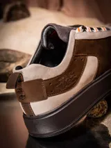 Zapatillas urbanas Hush Puppies edición limitada de Star Wars, inspiradas en Luke Skywalker. Diseño en tonos arena, beige, gris y marrón, con detalles en cuero y descarne.