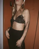 Remera de red con mangas largas y brillos, color negro.
