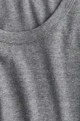 Musculosa gris de punto de algodón acanalado, con cuello redondo y sisas anchas.