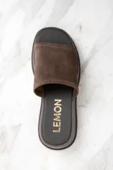 Zueco con plataforma color marrón, capellada de gamuza y plantilla con la inscripción "Lemon".