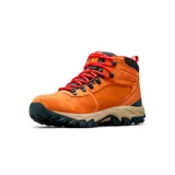 Bota de trekking Columbia Newton Ridge II, color marrón con detalles en negro y rojo. Fabricada en cuero y material sintético impermeable, con suela de goma Omni-Grip para mayor tracción.