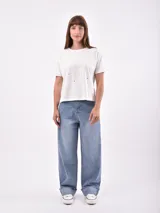 Remera negra de mangas cortas con tachas plateadas.