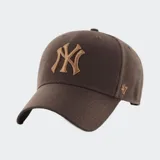 Gorro rojo de béisbol con logo de los New York Yankees bordado en blanco y logo de la marca 47 en el lateral.