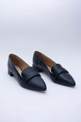Mocasines negros de cuero con punta fina y detalle de antifaz.