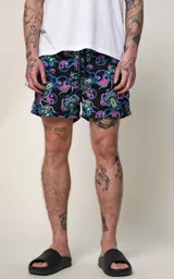 Short de baño negro con estampado de dragones y símbolos de yin yang en tonos rosa, celeste y verde.