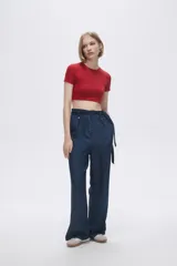 Pantalón celeste de tiro alto, corte ancho y lazo en la cintura.
