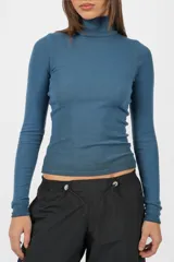 Top manga larga de morley color celeste. Al cuerpo, media polera y de largo camiseta. Con teñido en terminaciones, dando un efecto degradado.
