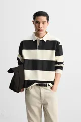 Sudadera tipo polo con cuello clásico, manga larga y diseño a rayas horizontales en color verde oscuro y crudo.