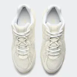 Championes New Balance 740 color beige con detalles en blanco. Capellada de malla y superposiciones de cuero sintético. Entresuela Abzorb.