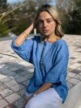 Blusa amarilla de lino con mangas 3/4 y corte holgado.
