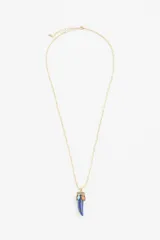 Collar dorado con dije en forma de cuerno azul y detalles de piedras de colores.