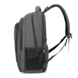 Mochila negra de tafeta con bolsillo frontal, tres divisiones con cierre, capacidad para notebook, bolsillos laterales de rejilla y detalles reflectivos.