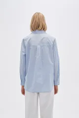 Camisa a rayas verticales rosas y blancas, de algodón, con cuello clásico y cierre frontal con botones.