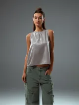 Musculosa beige de corte recto y cuello redondo.