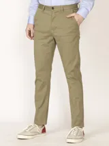 Pantalón tipo chino en color negro con corte slim y tejido de alta calidad.