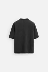 Camiseta color gris verdoso de punto tejido en hilatura de algodón, con cuello redondo, manga corta, efecto lavado y acabados irregulares.