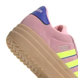 Championes Adidas VL Court Bold de gamuza rosa con plataforma color caramelo, detalles en amarillo flúor y azul.
