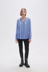 Blusa color crudo con rayas verticales grises, cuello mao con abertura en V y mangas largas.
