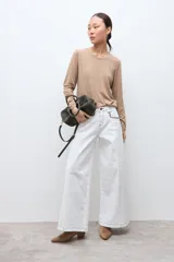 Remera de manga larga color tostado melange, con cuello redondo y calce al cuerpo.